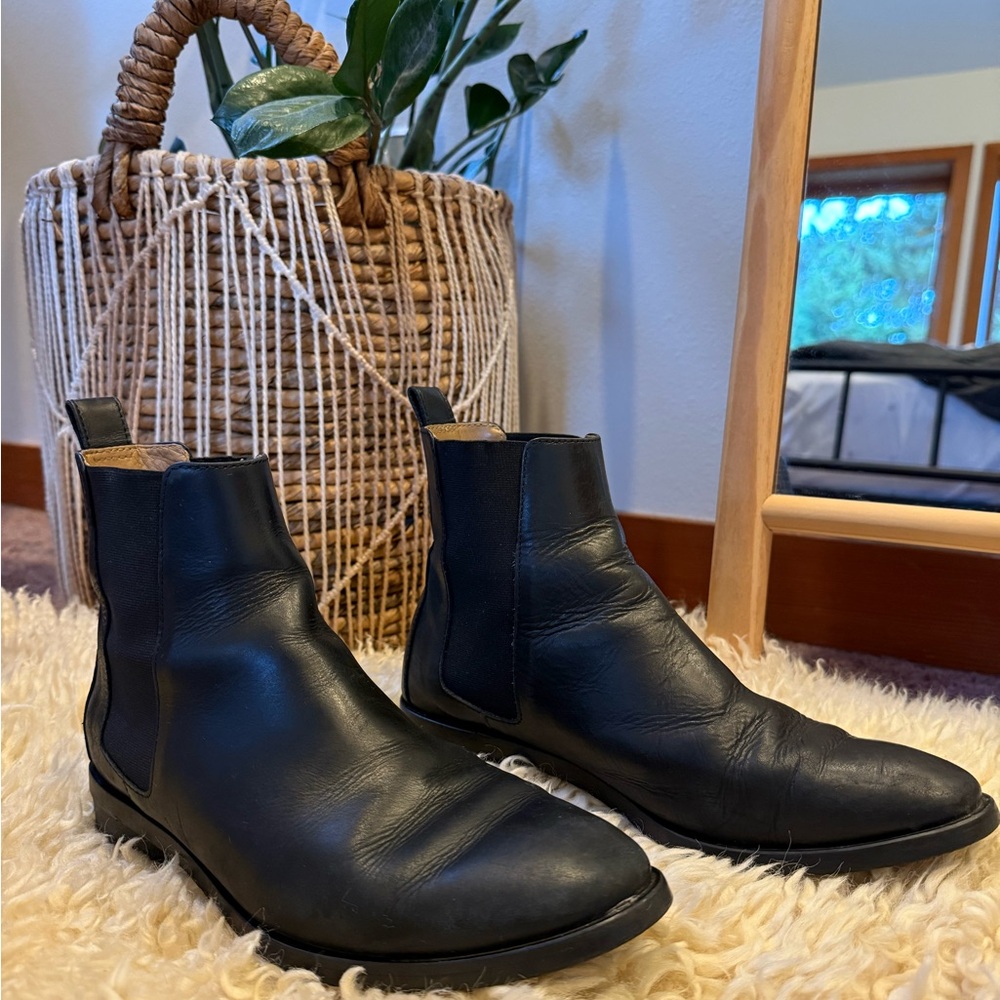 Everlane Black Leather Chelsea Boots